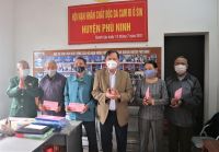 Trung ương Hội và Chi đoàn Công ty CP Phân bón và hóa chất Dầu khí miền Bắc tặng 50 suất quà cho nạn nhân ở Đoan Hùng, Phù Ninh