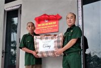 Thanh Sơn bàn giao nhà nhân đạo, tặng quà cho gia đình có nạn nhân da cam xã Cự Đồng